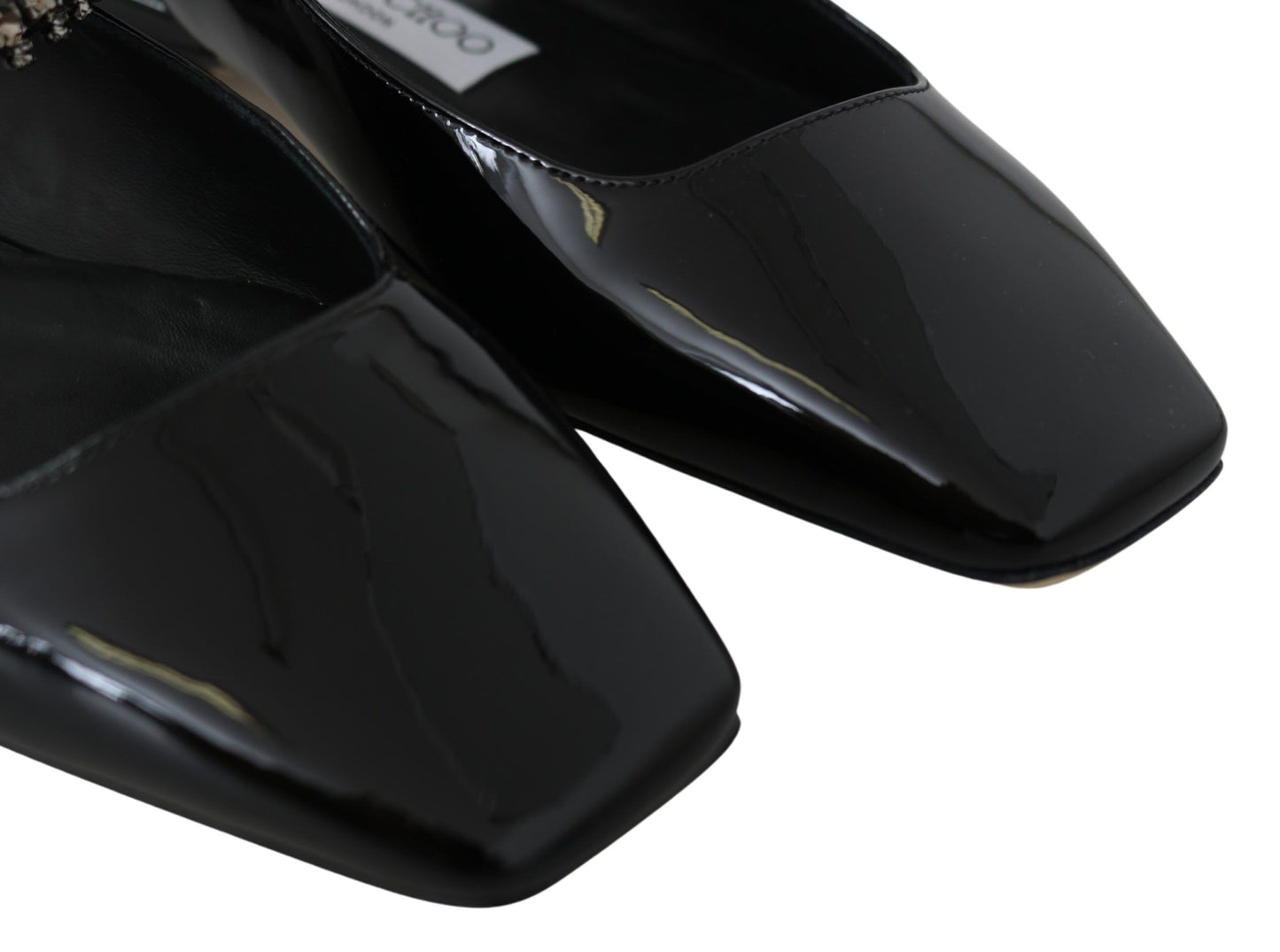 Elegantes zapatos planos negros de charol con detalles de cristal de Jimmy Choo