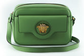 Elegante bolso para cámara de cuero verde menta de Versace