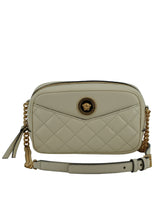 Elegante bolso para cámara de piel de cordero blanca de Versace