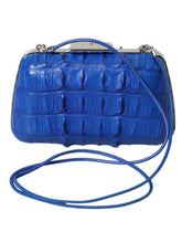 Clutch Balenciaga de piel de cocodrilo azul eléctrico