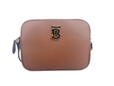 Bolso bandolera pequeño Burberry de piel color canela con cámara y logotipo TB