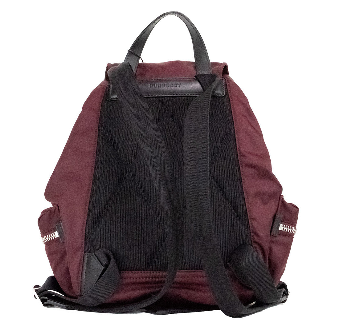 Mochila Burberry mediana de nailon Econyl color burdeos con cordón ajustable