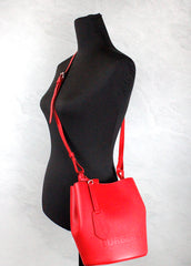 Bolso bandolera tipo cubo Burberry Lorne pequeño de piel granulada roja