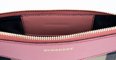 Bolso bandolera Burberry Peyton House Check Derby de piel granulada en color rojo canela