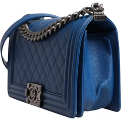 Bolso de hombro mediano de piel de cordero azul con doble cadena de Chanel