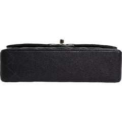 Bolso Chanel Black Caviar mediano clásico con doble solapa y acolchado en plata