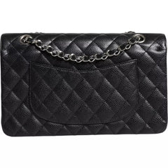 Bolso Chanel Black Caviar mediano clásico con doble solapa y acolchado en plata