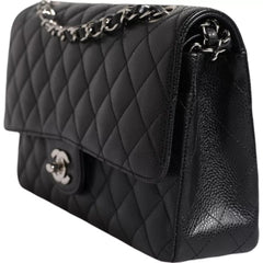 Bolso Chanel Black Caviar mediano clásico con doble solapa y acolchado en plata