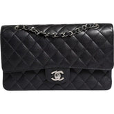 Bolso Chanel Black Caviar mediano clásico con doble solapa y acolchado en plata