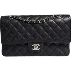 Bolso Chanel Black Caviar mediano clásico con doble solapa y acolchado en plata