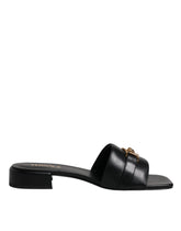 Sandalias planas Versace de cuero negro con placa del logotipo