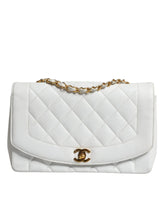 Bolso de hombro clásico mediano Diana de Chanel, color blanco, bañado en oro