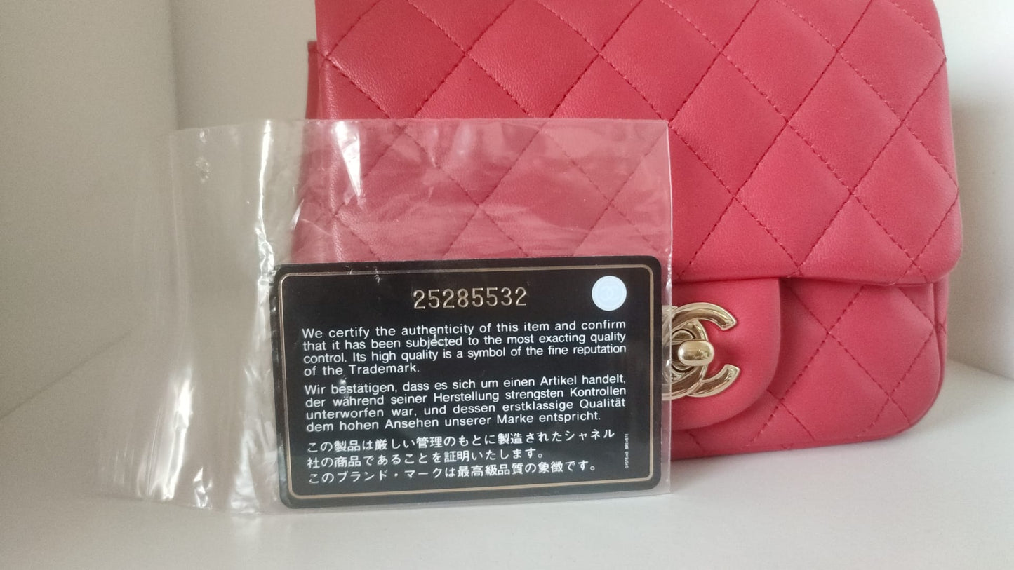 Minibolso Chanel de piel de cordero con cadena en color rosa Matelasse