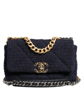 Bolso de hombro Chanel azul oscuro con solapa mediana de tweed CC con cadena dorada y gris