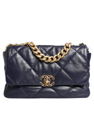Bolso de hombro grande de piel azul con cadena acolchada de Chanel