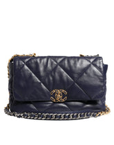 Bolso de hombro grande de piel azul con cadena acolchada de Chanel