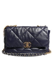 Bolso de hombro grande de piel azul con cadena acolchada de Chanel