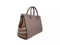 Bolso tote pequeño Banwell de piel de Burberry, color gris visón