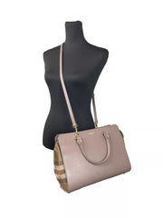 Bolso tote pequeño Banwell de piel de Burberry, color gris visón