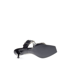 Alexander McQueen eleva tus pasos con sandalias de cuero negro atemporales