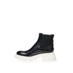 Botas elegantes de piel de Alexander McQueen en negro atemporal