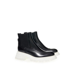Botas elegantes de piel de Alexander McQueen en negro atemporal