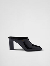 Sandalias de tacón de charol Prada