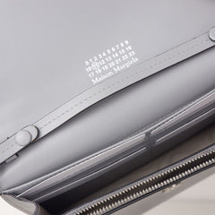 Bolso bandolera de piel gris de Maison Margiela