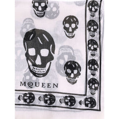 Bufanda de seda con calaveras de Alexander McQueen