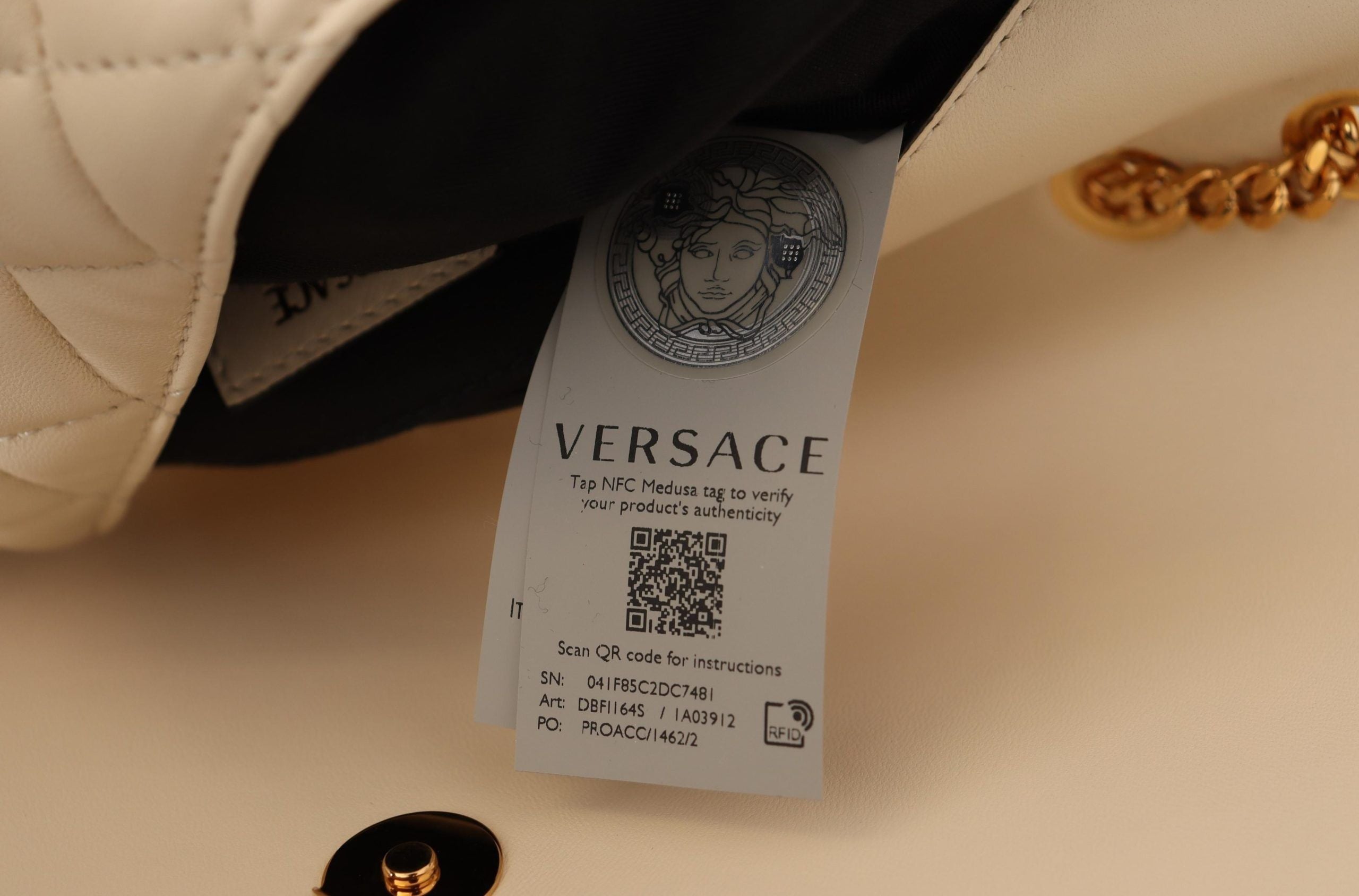 Elegante bolso de hombro de piel napa blanca de Versace