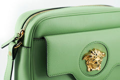 Elegante bolso para cámara de cuero verde menta de Versace