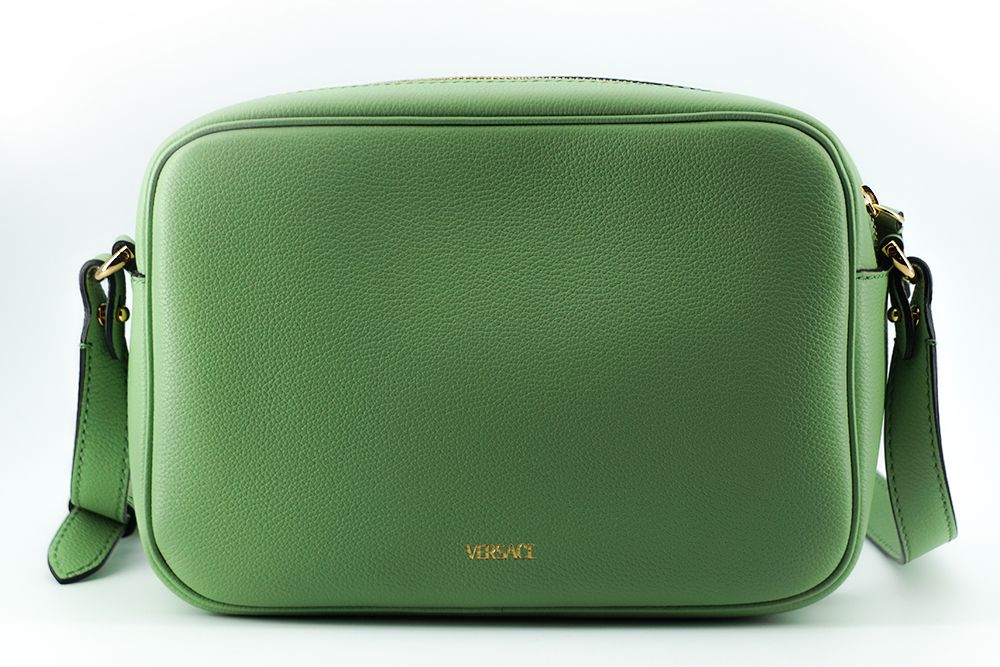 Elegante bolso para cámara de cuero verde menta de Versace