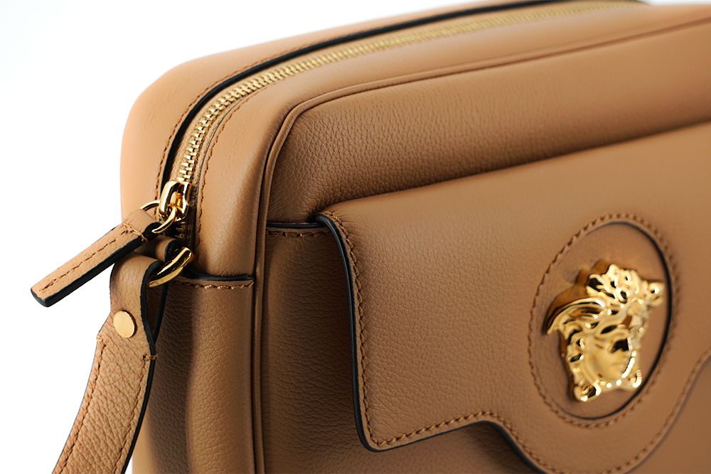 Elegante bolso de hombro Versace de cuero marrón con funda para cámara
