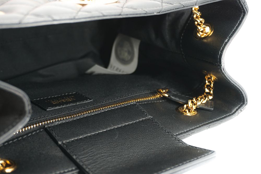 Elegante bolso tote de piel napa acolchada de Versace