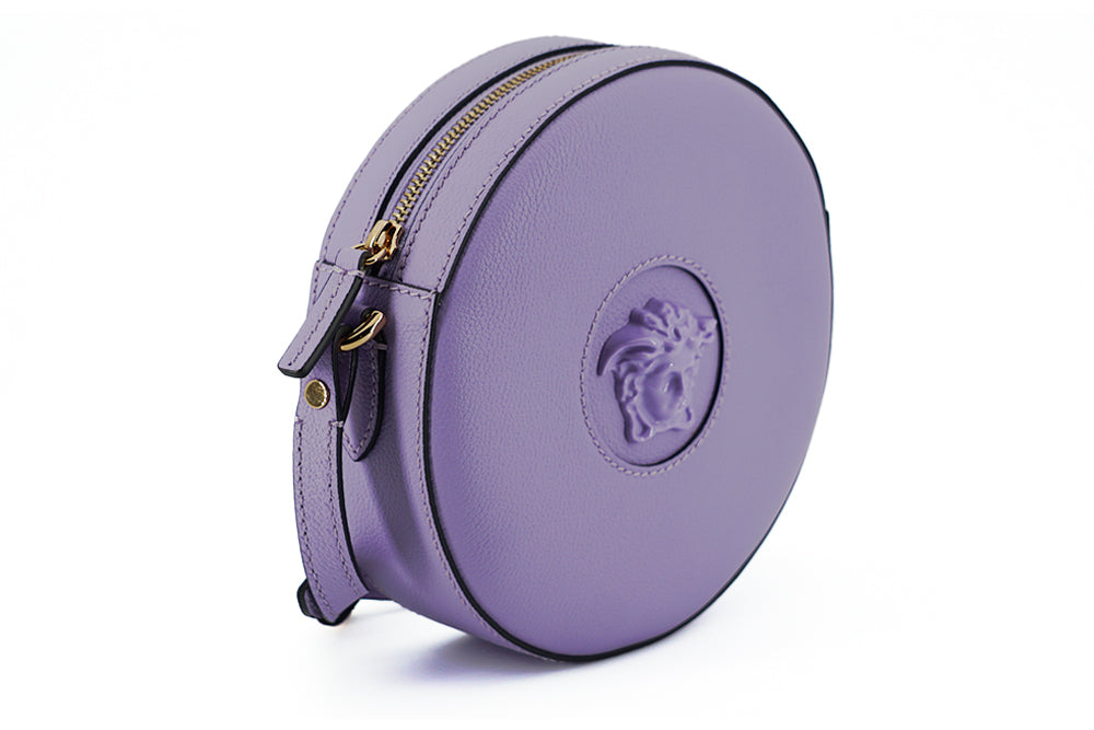 Elegante bolso de hombro redondo morado de Versace