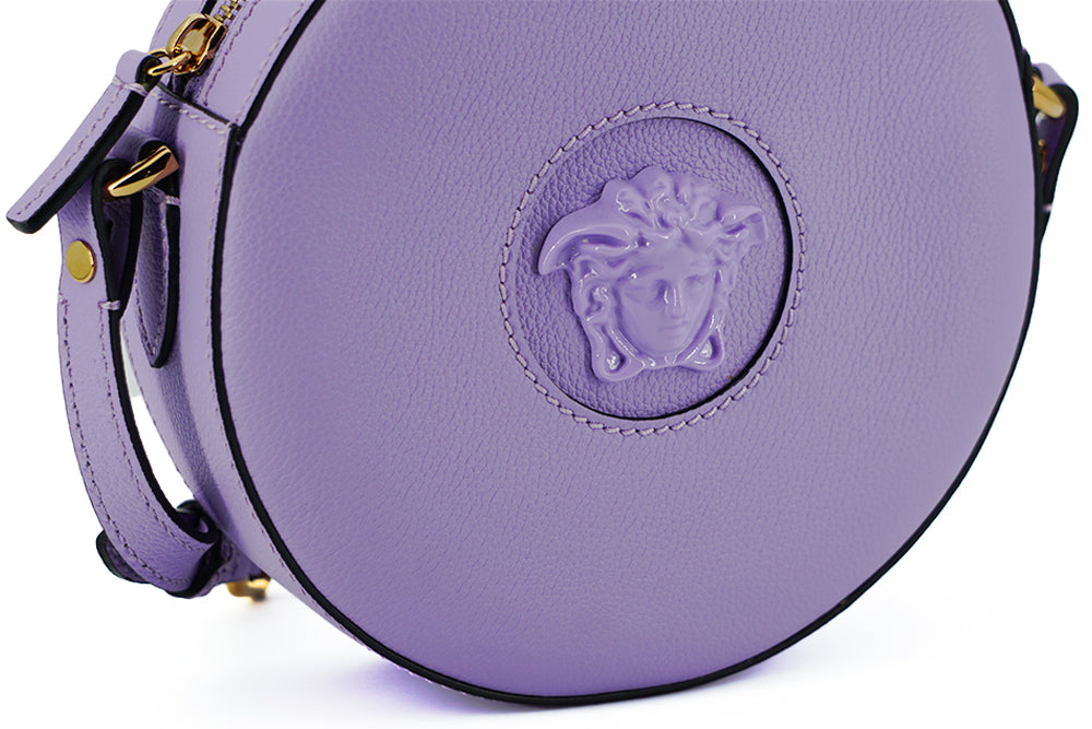 Elegante bolso de hombro redondo morado de Versace