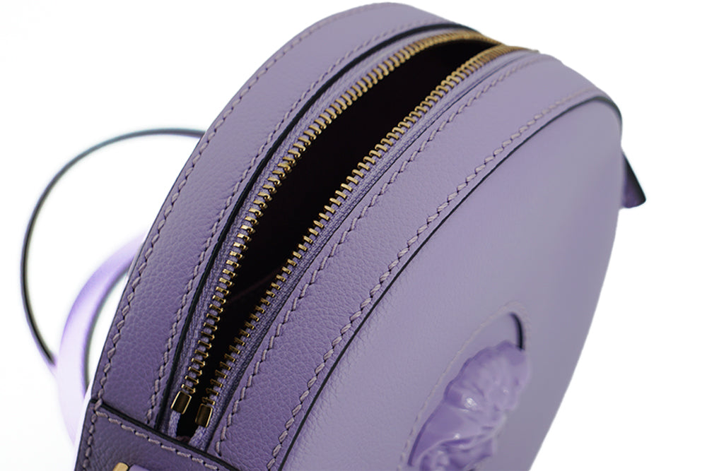 Elegante bolso de hombro redondo morado de Versace