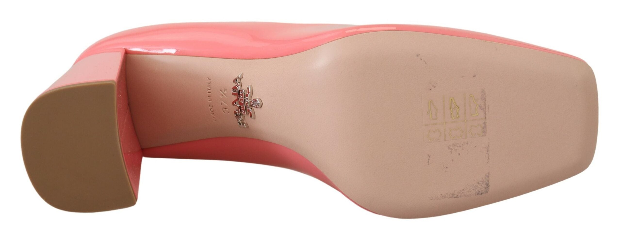 Elegantes tacones rosas con punta cuadrada de Prada