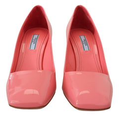 Elegantes tacones rosas con punta cuadrada de Prada