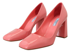 Elegantes tacones rosas con punta cuadrada de Prada