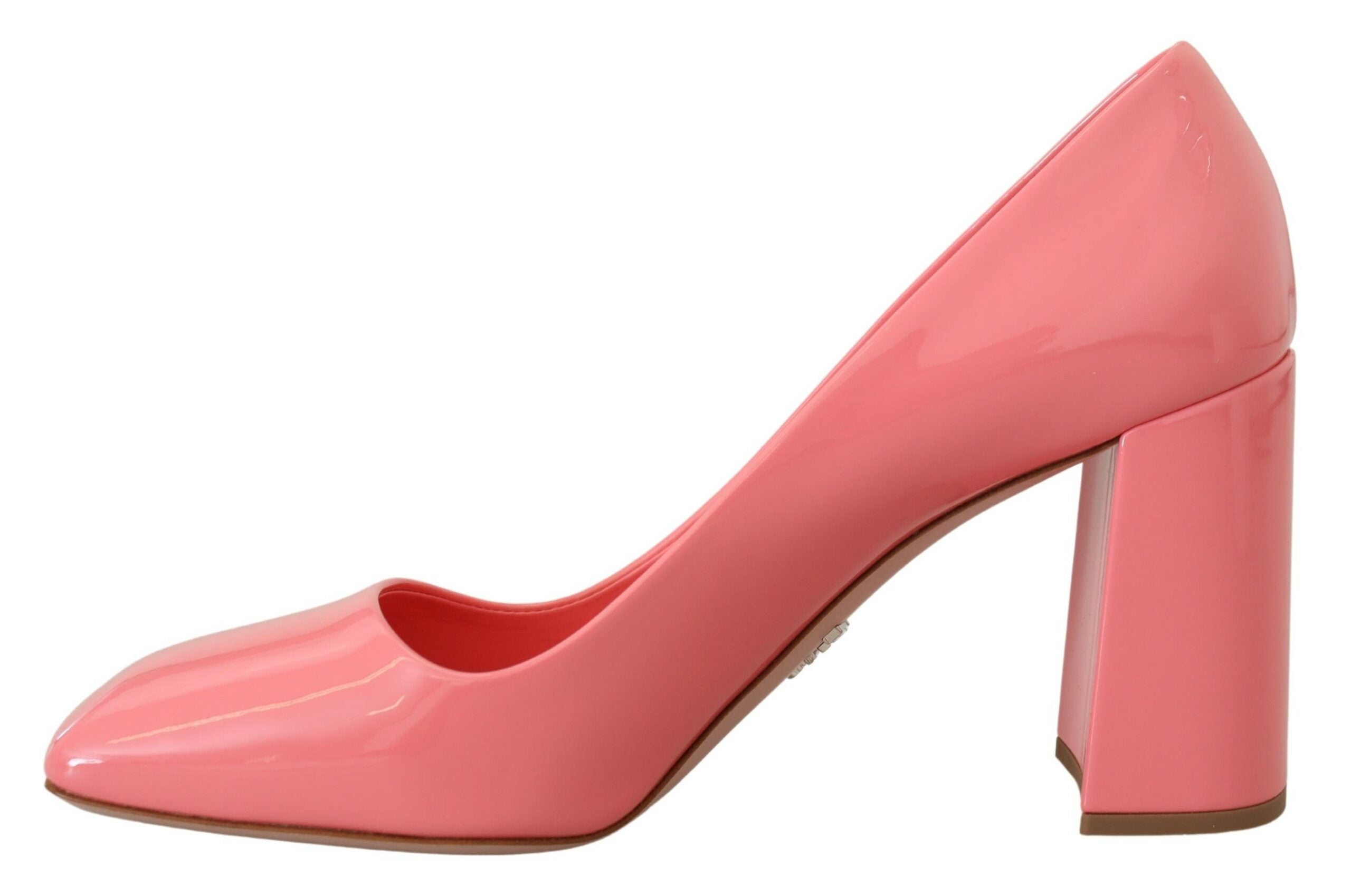 Elegantes tacones rosas con punta cuadrada de Prada