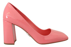 Elegantes tacones rosas con punta cuadrada de Prada