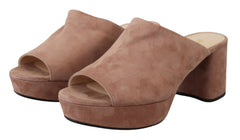 Elegantes tacones de ante rosa oscuro de Prada