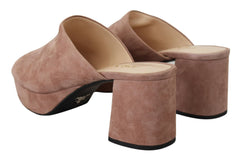 Elegantes tacones de ante rosa oscuro de Prada