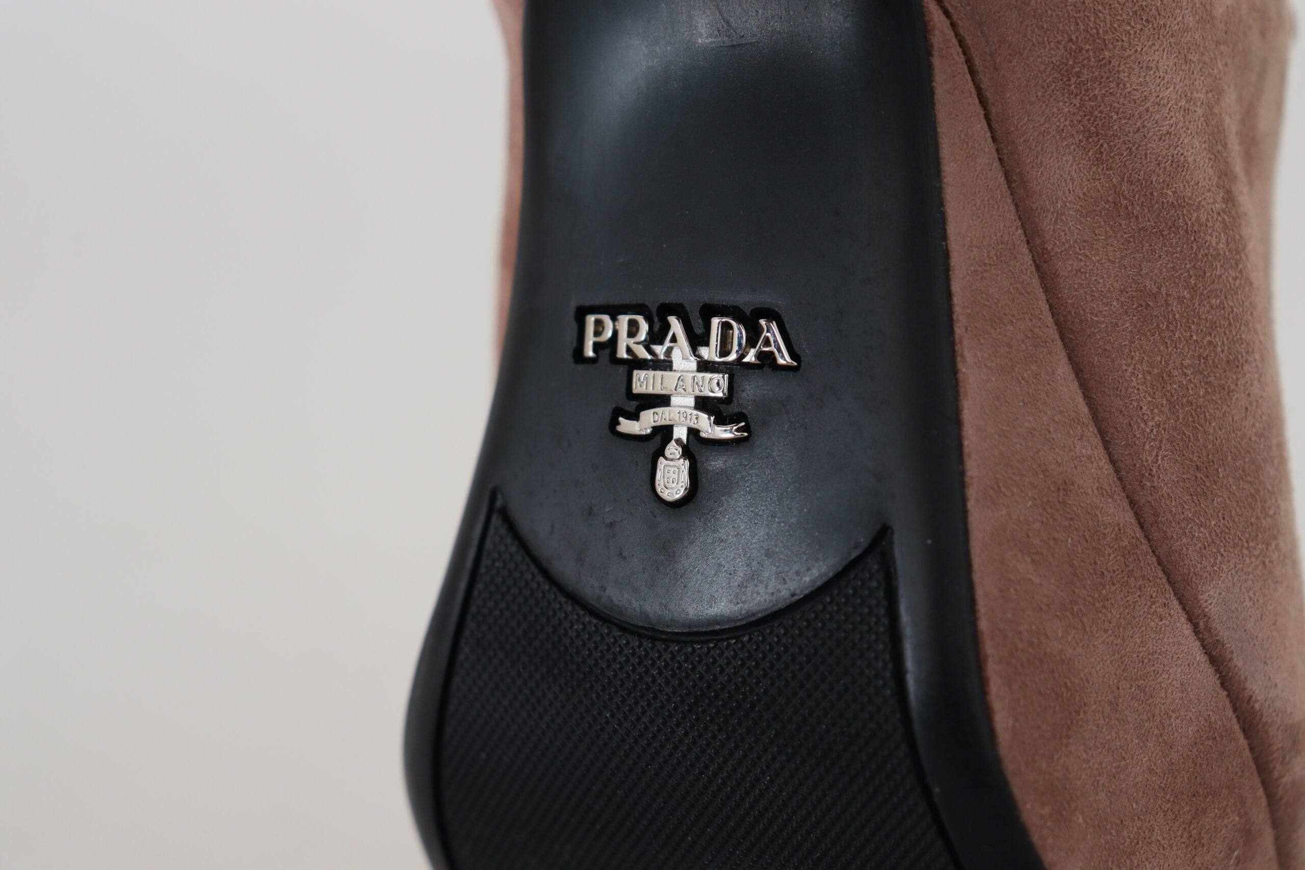 Elegantes tacones de ante rosa oscuro de Prada