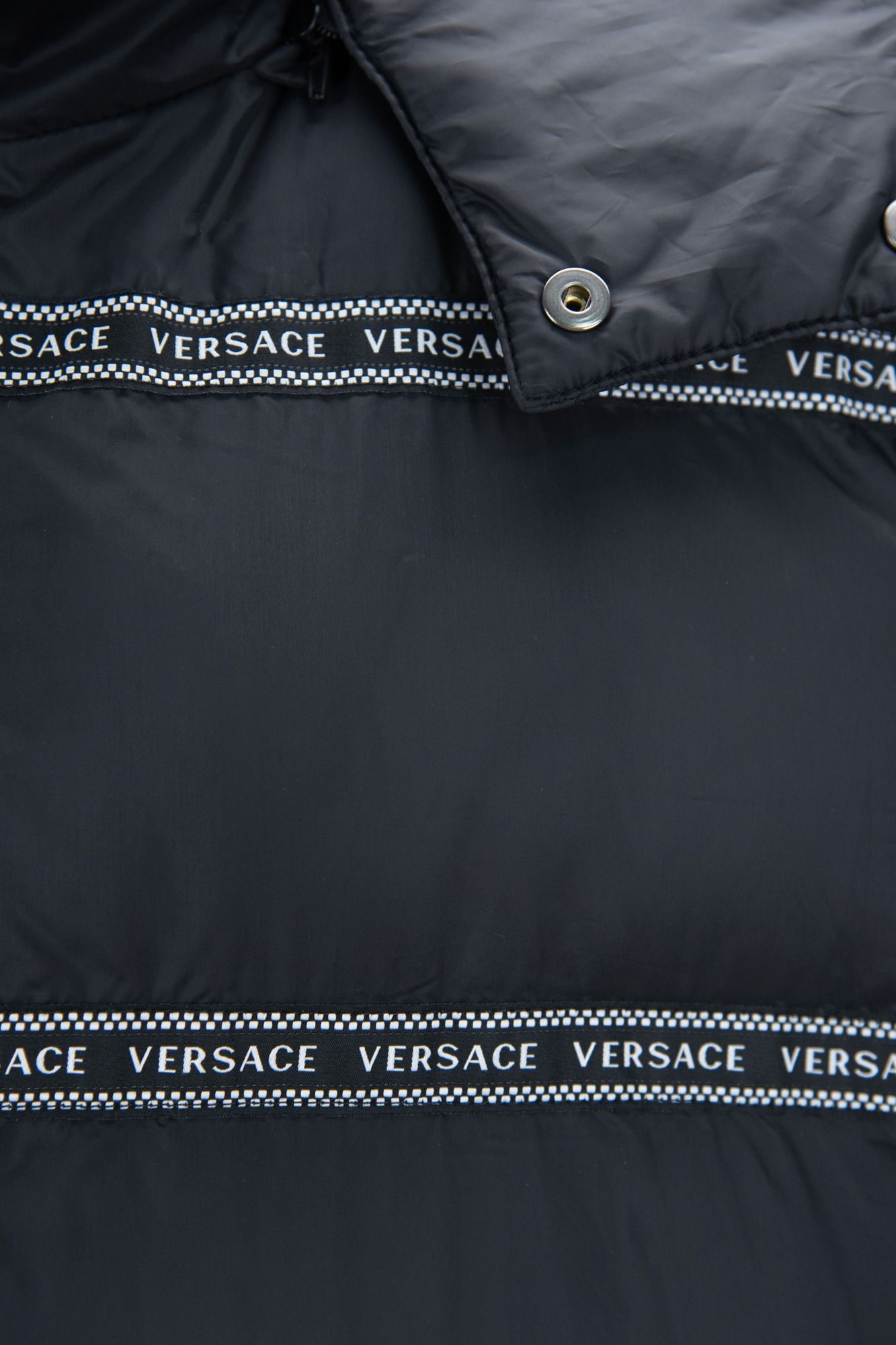 Chaleco elegante con banda negra con logotipo de Versace y capucha desmontable