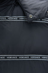 Chaleco elegante con banda negra con logotipo de Versace y capucha desmontable