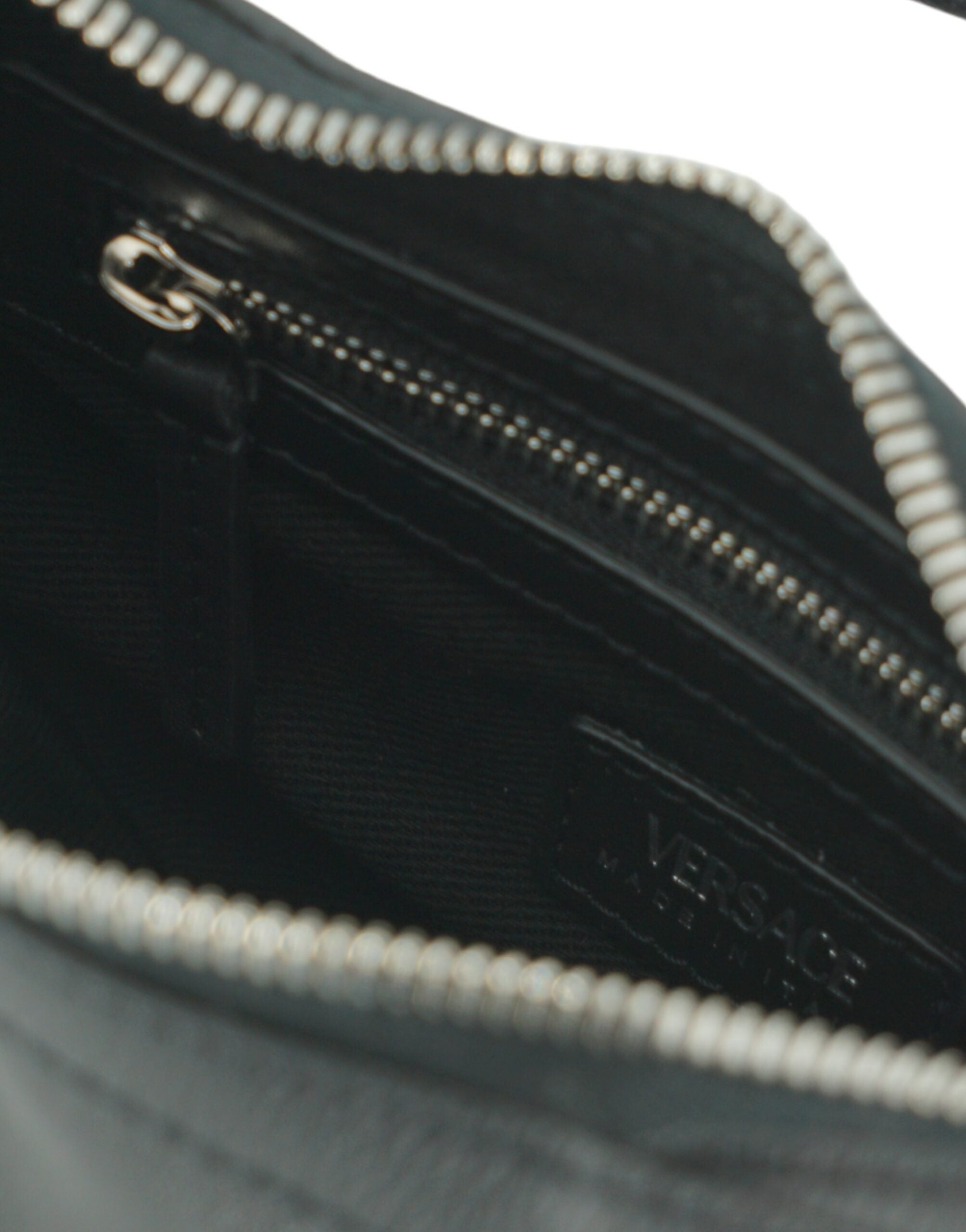 Elegante mini bolso de hombro hobo negro de Versace