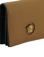 Cartera elegante y compacta de piel Versace en color marrón