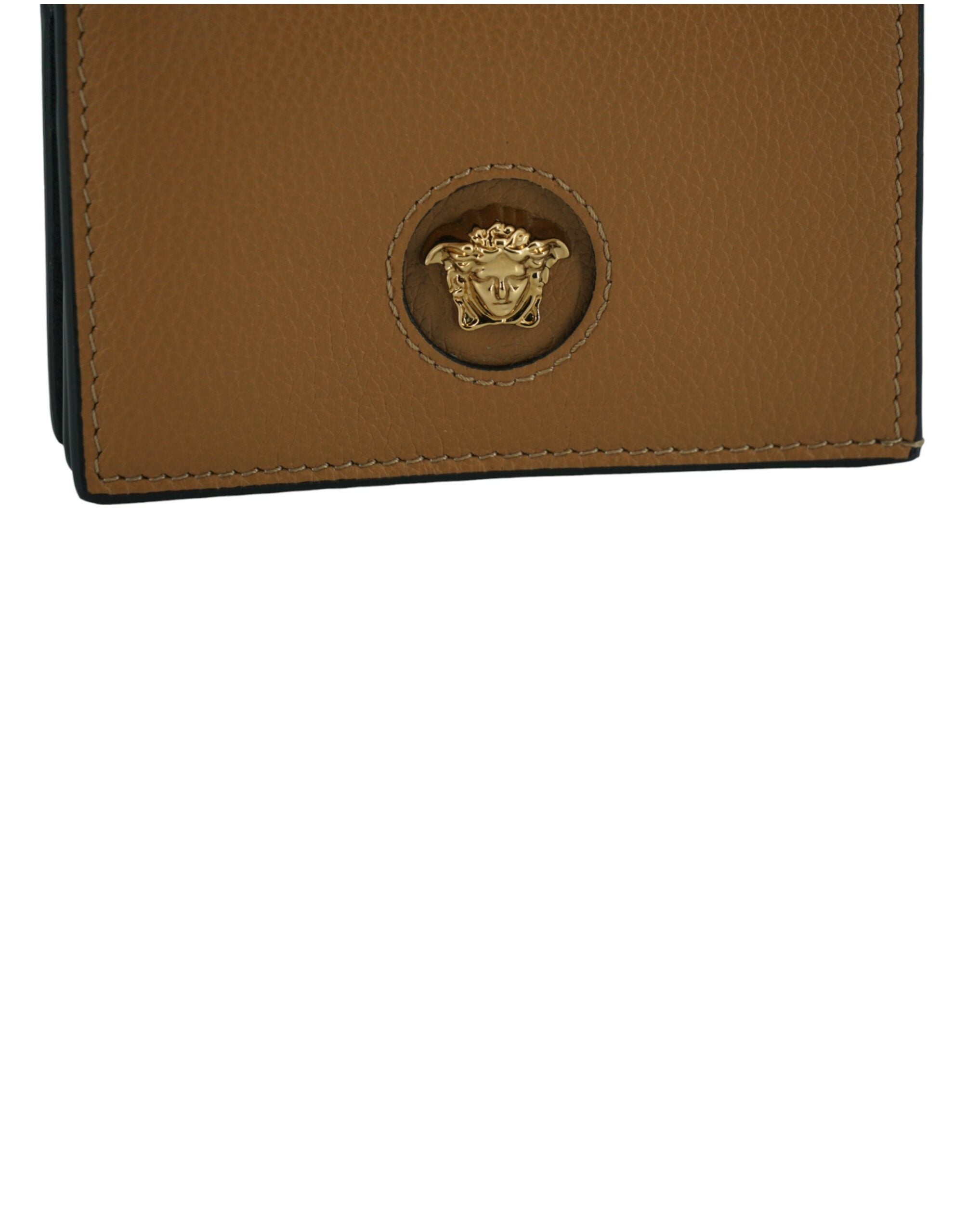 Cartera elegante y compacta de piel Versace en color marrón